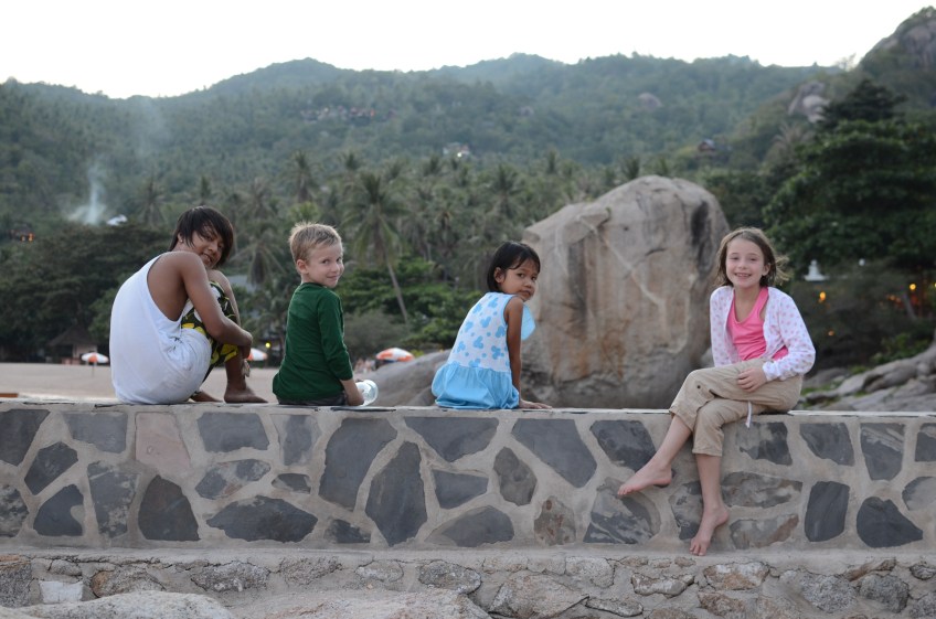 Enfants près de la mer