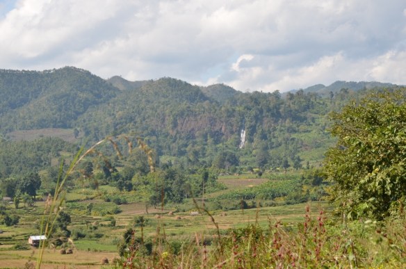 Le début de la randonnée. On voit la chute au loin.