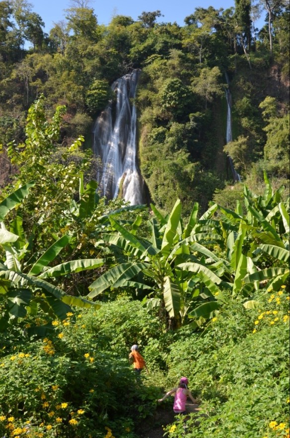 On monte la côte pour arriver à la chûte.