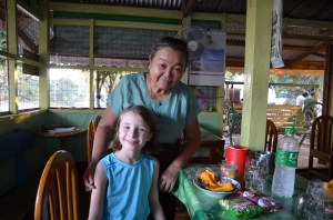 Après avoir lu la lettre de ma soeur, Mme Boat nous a apporté thé, papaye (la meilleure, tellement parfaite!), chips... Nous avions l'impression d'être de la famille!